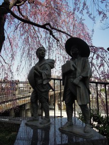 京都三条大橋たもと地蔵　弥次喜多像