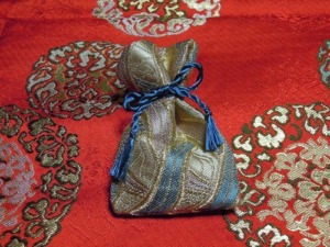 西陣織金襴地　燕矢紋様　匂袋