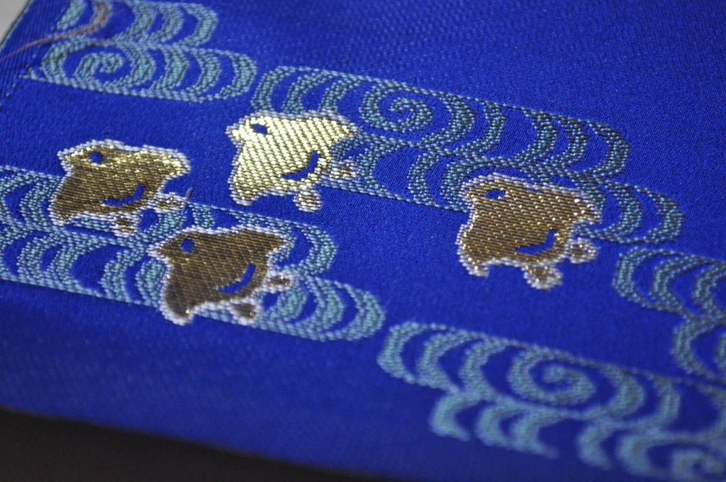 全正絹　金沢産本金箔糸引箔　金襴地の匂い袋～青地　流水千鳥紋様