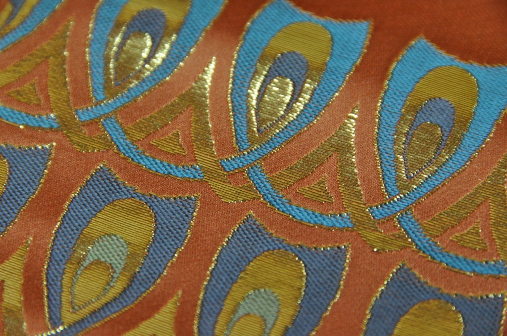 全正絹　金沢産本金箔糸引箔　金襴地の匂い袋～サビ朱地　羽重ね紋様