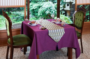 西陣金襴正絹　羽重紋様テーブルランナー