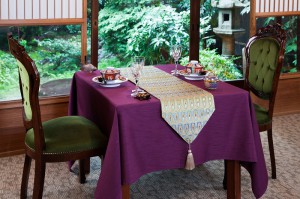 西陣金襴正絹　羽重紋様テーブルランナー