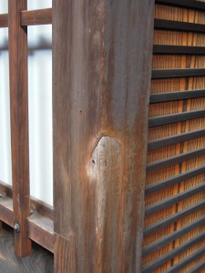 島原の揚屋　角屋　柱に残った新撰組の刀傷