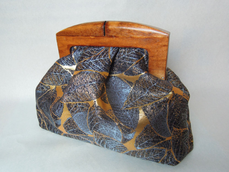 西陣織 金襴 正絹 葉脈紋様　木の口金のクラッチバッグ