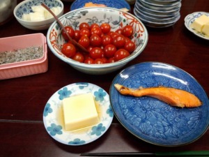 焼き鮭、卵豆腐、ミニトマトのちょっとピクルス