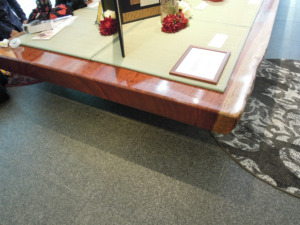 「天使の里 霞中庵」ブビンガの一枚板の巨大テーブル