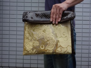 全正絹 西陣金襴 散雲丸龍紋様のクラッチバッグ