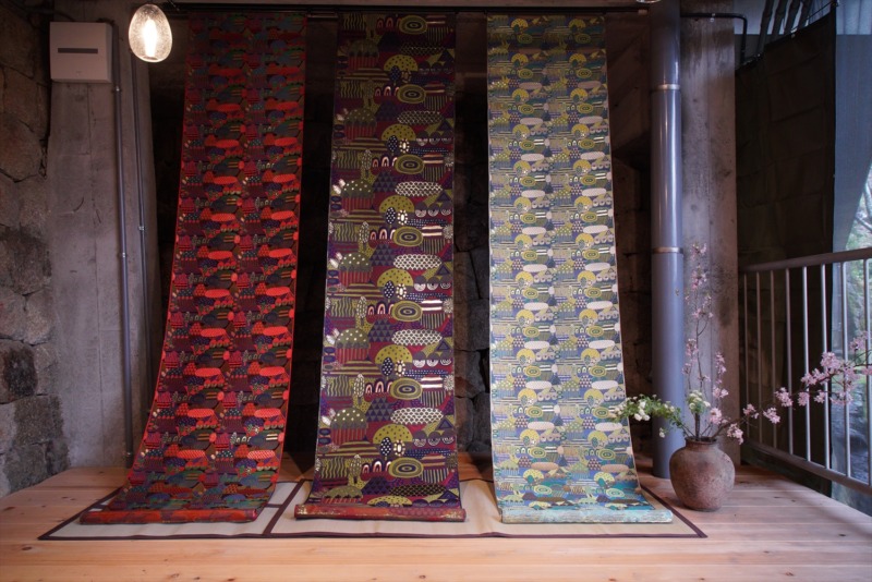 「西陣 岡本」と炭酸デザイン室のコラボレーション「光る山」西陣織 金襴 正絹