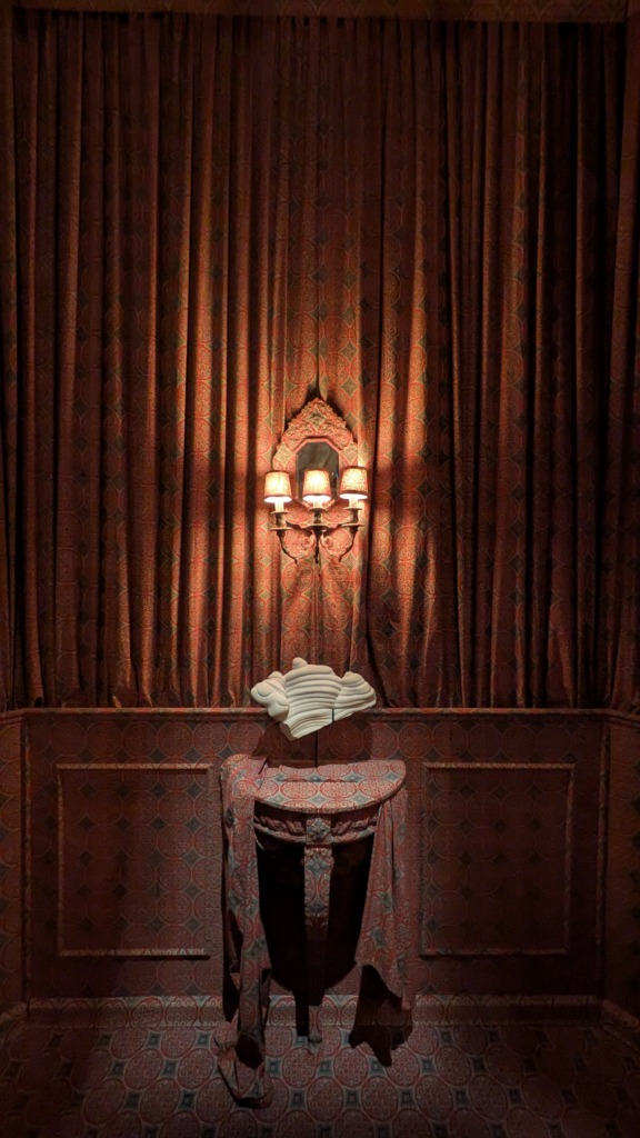 Ce qui se trame. Histoires tissées entre l’Inde et la Franceでの展示会の最初の部屋は、クリスチャン・ルブタンが創造した最初の間