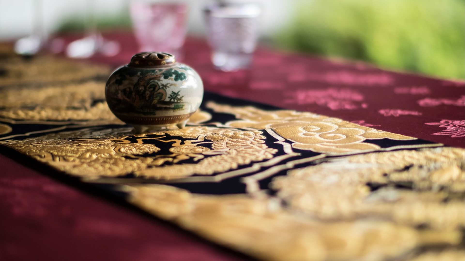 Continuing the long tradition of Nishijin kinran brocade 
and the original “Kinran” technique