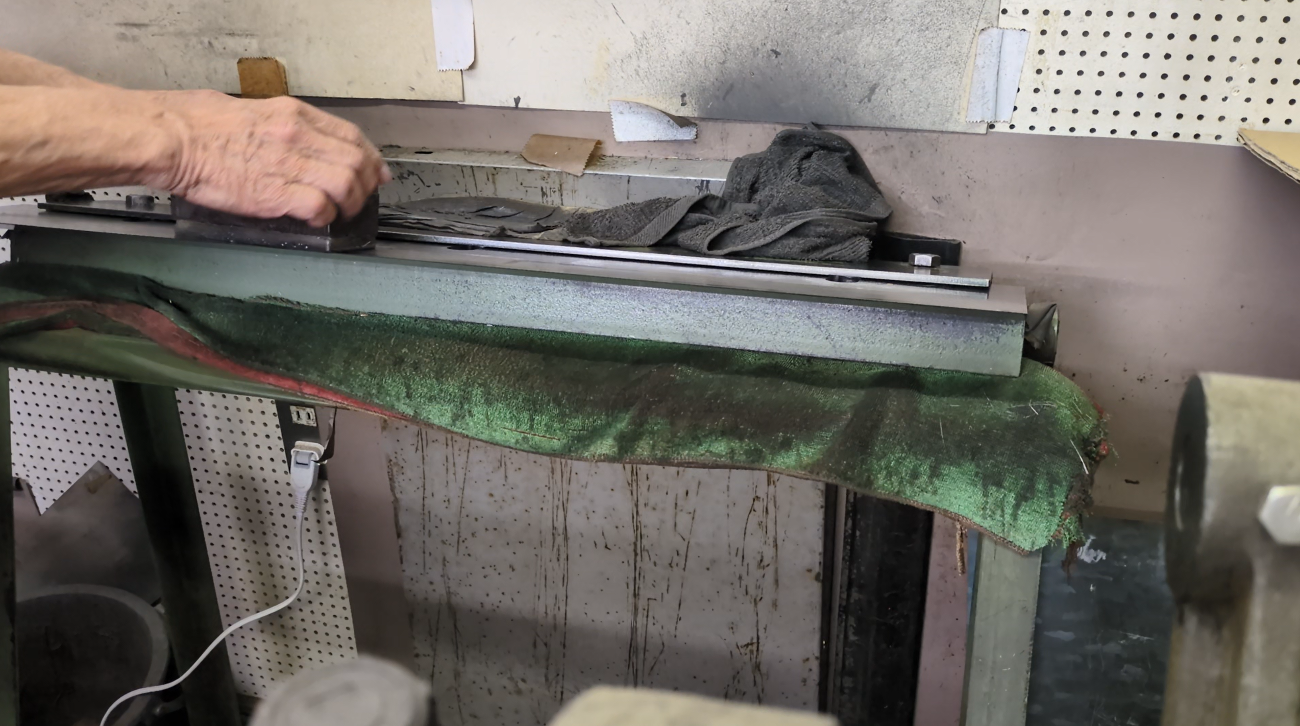 Pure gold hikibaku: lacquered washi layered with gold foil, cut precisely by Mr. Takeuchi.