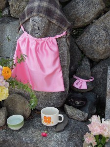 桜の季節 三条大橋たもと鴨川の地蔵