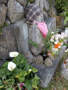 桜の季節 三条大橋たもと鴨川の地蔵