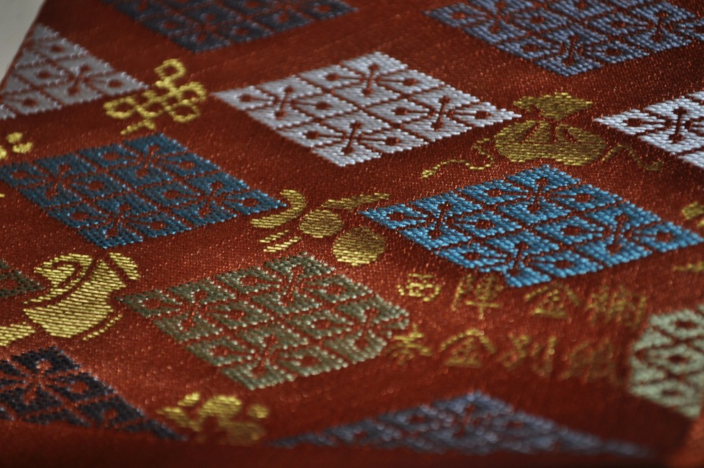 正絹本金　匂い袋～サビ朱地　武田菱宝尽し紋様