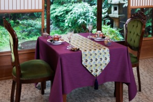 西陣金襴正絹　燕矢紋様テーブルランナー