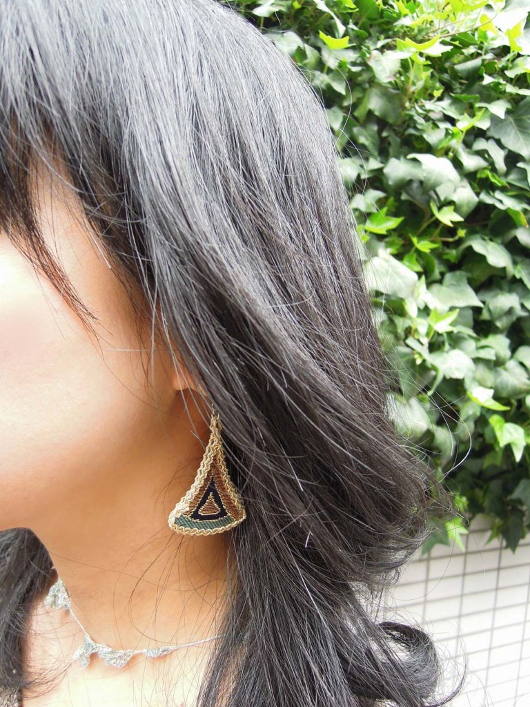 三角ピアス～西陣金襴羽重ね紋様使用