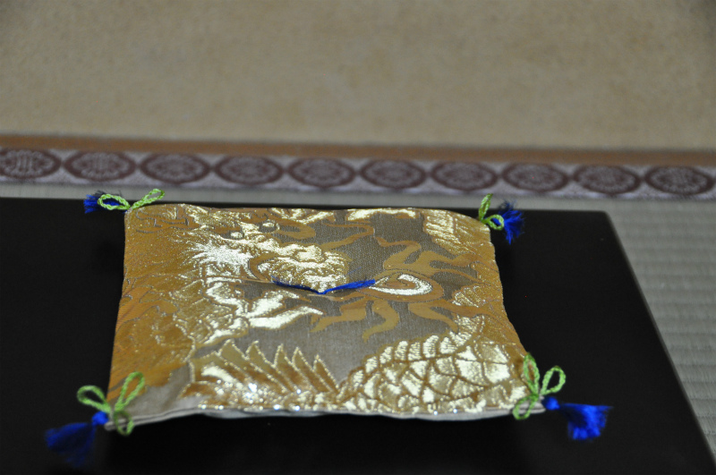 全正絹西陣金襴 散雲丸竜紋様 宝物用座布団