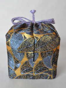 陶器のお重を包む 仕覆