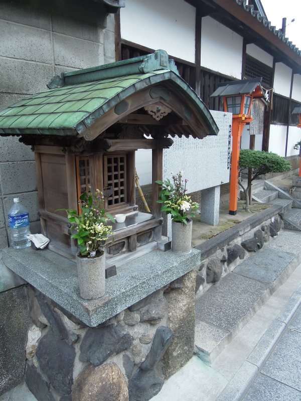 崇徳天皇御廟前のお地蔵さん崇徳天皇御廟前のお地蔵さん