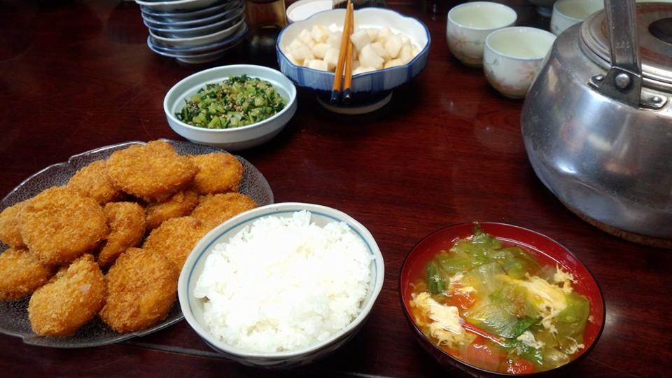 おばんざいはクリームコロッケ。レタスとトマトのかき玉スープ。蕉の浅漬