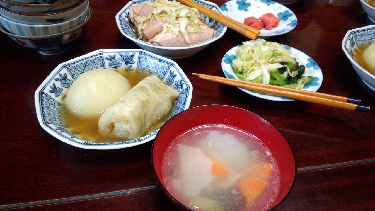 今日の織屋の賄いはロールキャベツ。朝からコトコト玉ネギも煮込みました。 煮込んだ玉ネギが美味しい季節ですね。