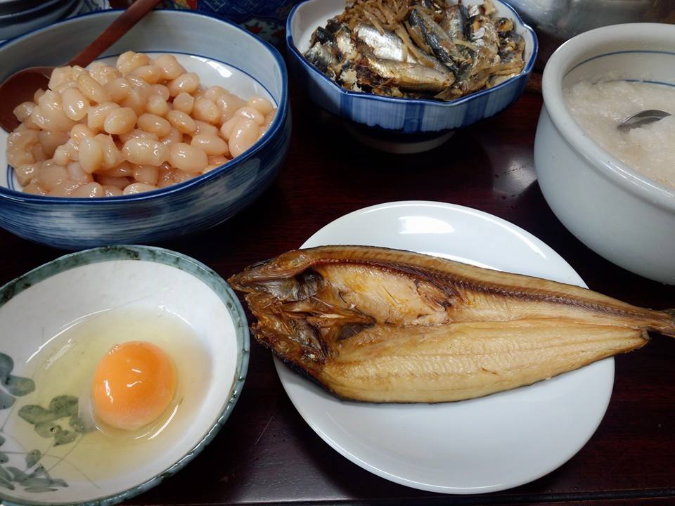 お豆さん、ほっけを焼いたん、聖護院かぶらおろし、冷凍して解凍した生卵。