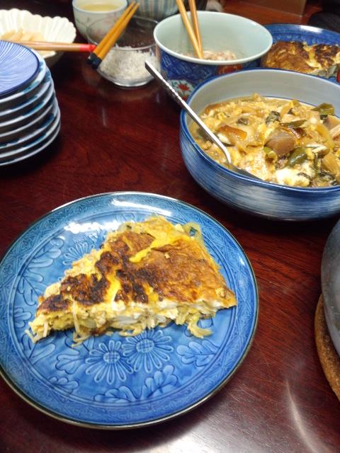 すきやきの残りの玉子とじ。残った玉子と野菜のオムレツ。すぐきの漬け物