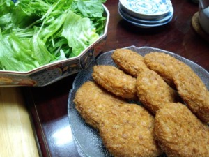 レタス、水菜、春菊のサラダ、ビーフコロッケ