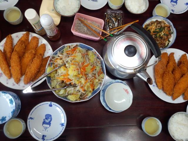 白身魚のフライ。人参、キャベツ、もやし、キノコたちの温野菜。