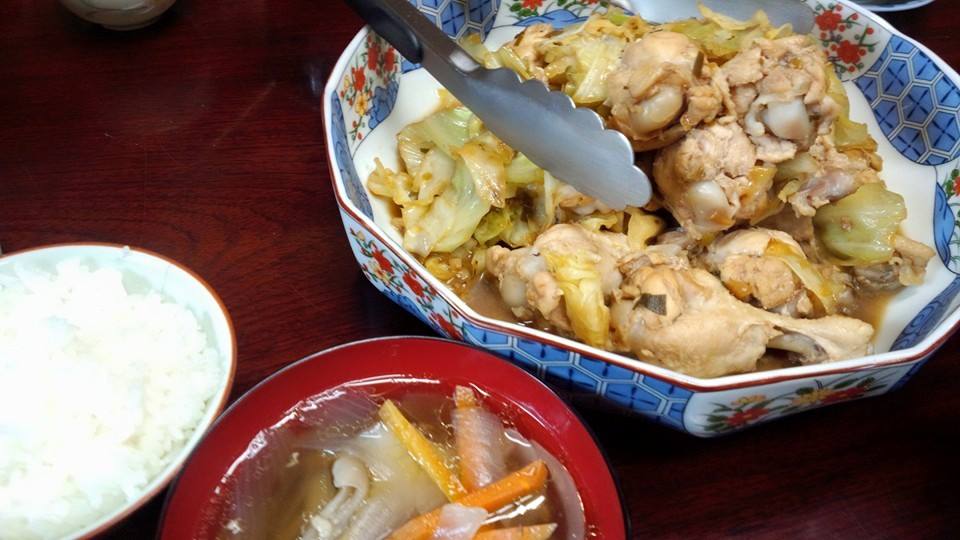 鳥の手羽元とキャベツを甘辛く炒めあわせ