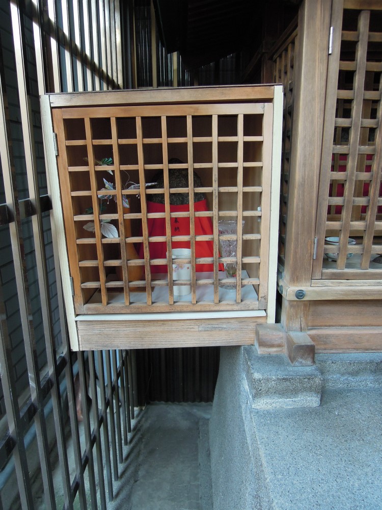 東山区大和大路通四条下る四丁目小松町のお地蔵さん