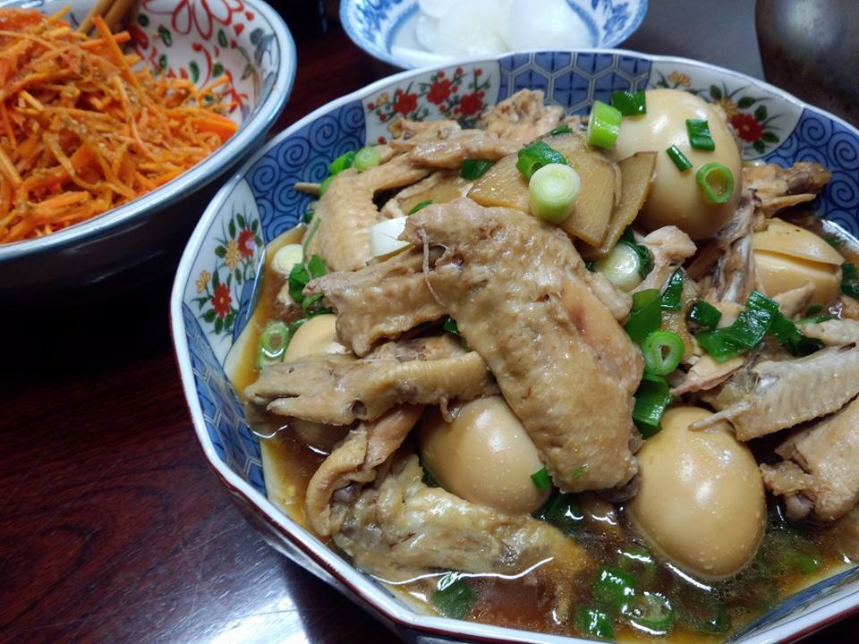 手羽と玉子の甘辛コッテリ炊き。蒸し人参の胡麻和え