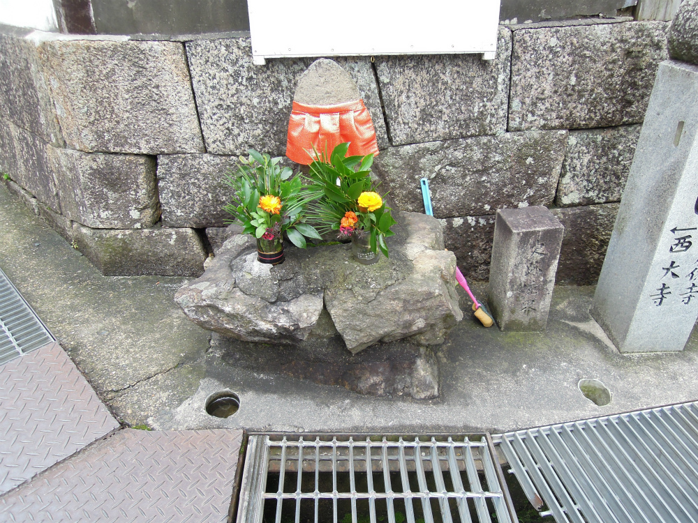 西大寺の角のお地蔵さん