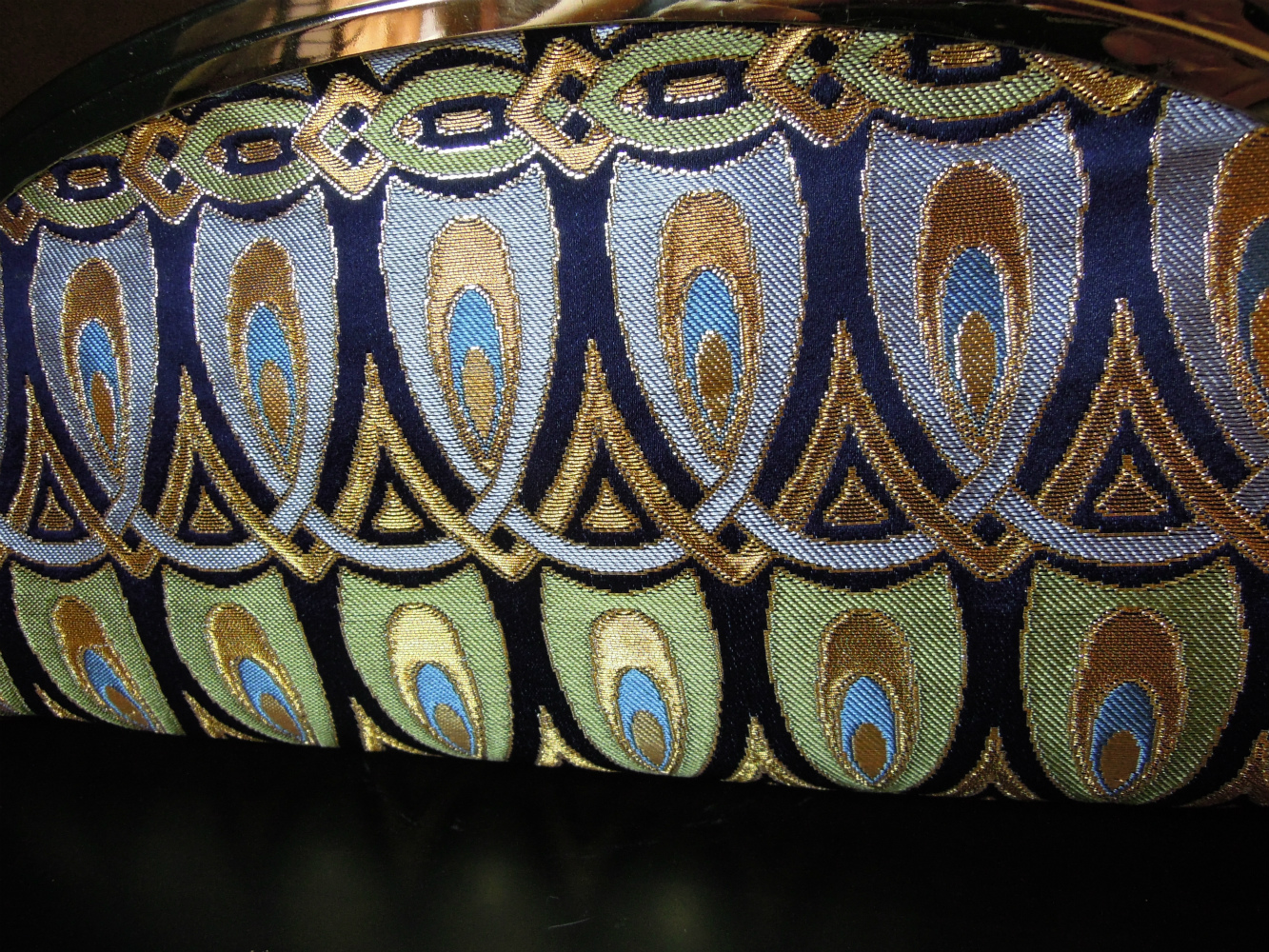 西陣金襴正絹 羽重ね紋様 がま口クラッチバッグ 正面