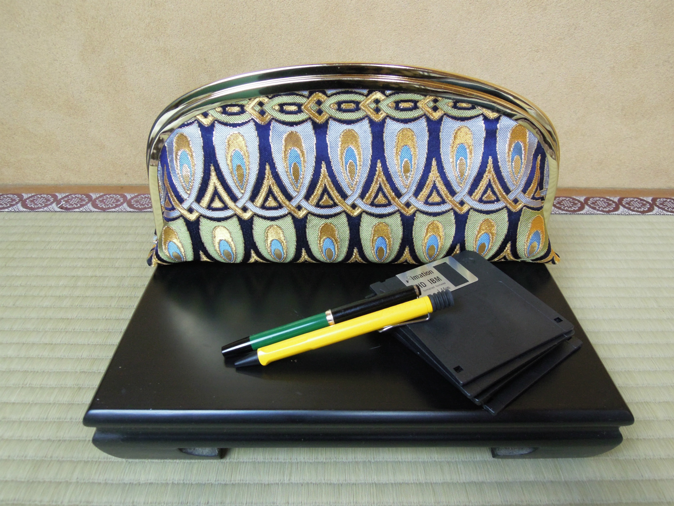 西陣金襴正絹 羽重ね紋様 がま口クラッチバッグ 正面