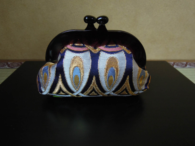 西陣金襴正絹 羽重ね紋様　プラスティックがま口バッグ　横　小