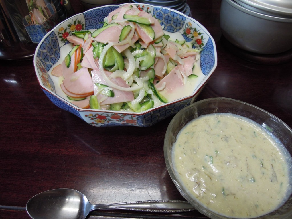 ビシソワーズ、ハムと玉ねぎ、きゅうりのサラダ。