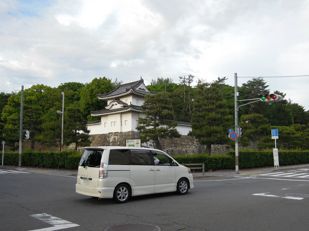 西南隅櫓を臨んで