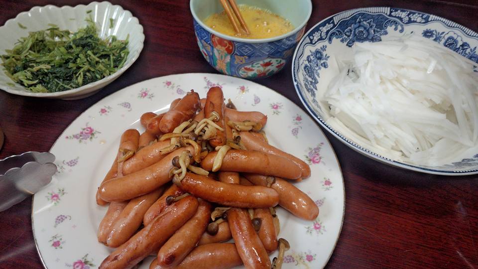 ウィンナーとしめじを炒めたん