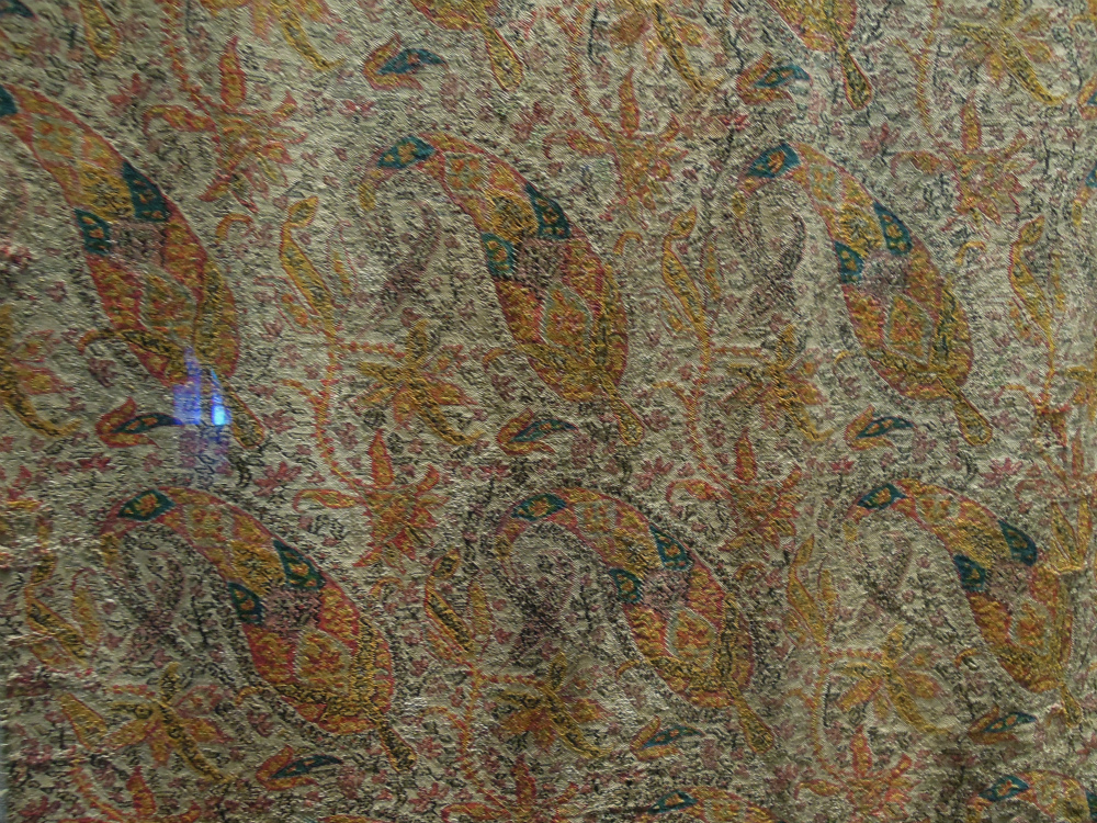 カシミヤ・ショール 白地ペイズリー花唐草紋様綴織