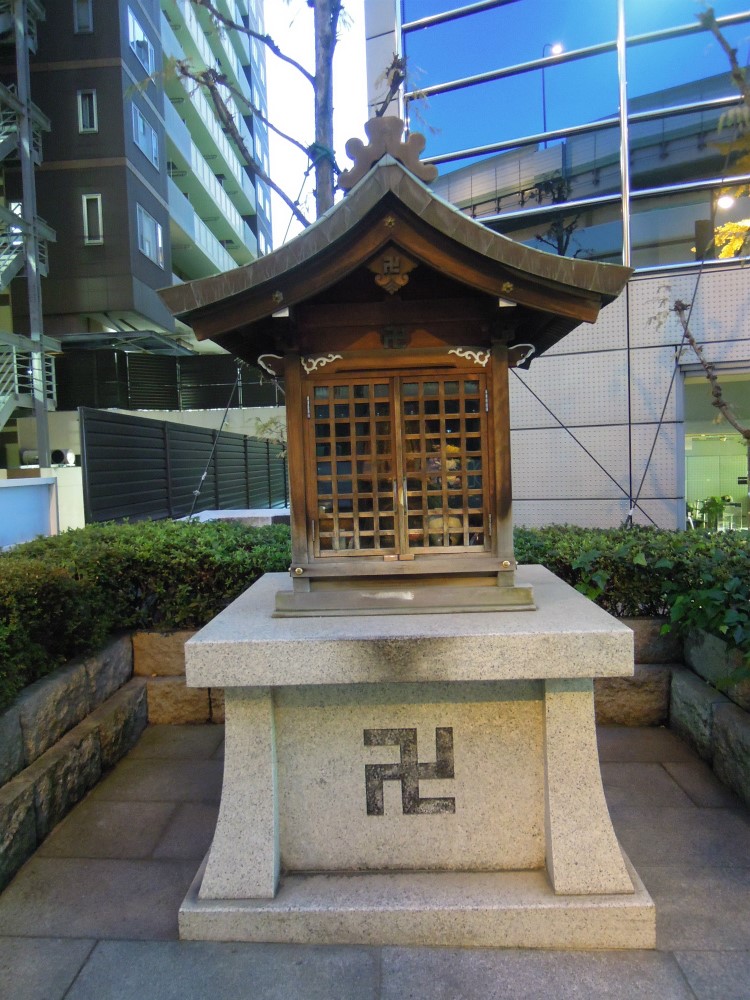 大阪谷町四丁目駅前の北向地蔵尊