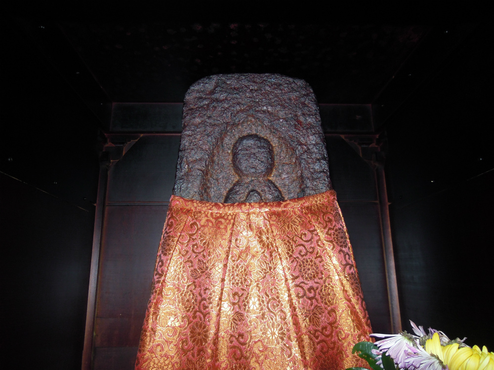 大阪谷町四丁目駅前の北向地蔵尊