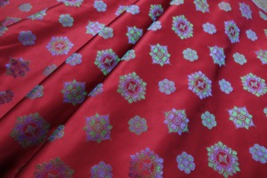 正絹緞子地　玉虫に輝く正倉院紋様　表朱子