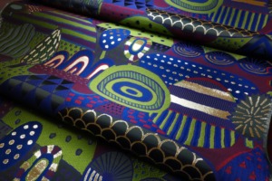 「西陣 岡本」と炭酸デザイン室のコラボレーション「光る山