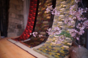 「西陣 岡本」と炭酸デザイン室のコラボレーション「光る山