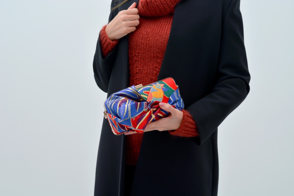 きらめくクラッチバッグ