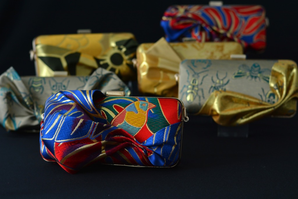 きらめくクラッチバッグ