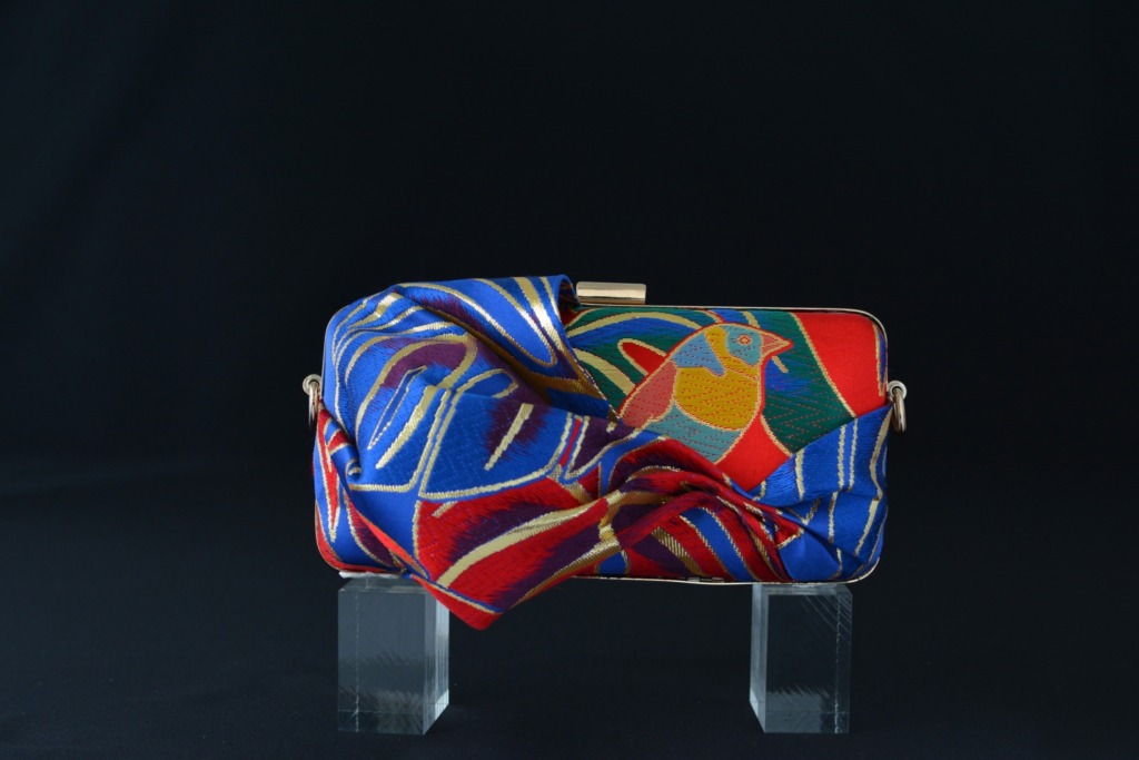 きらめくクラッチバッグ