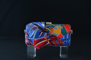 きらめくクラッチバッグ