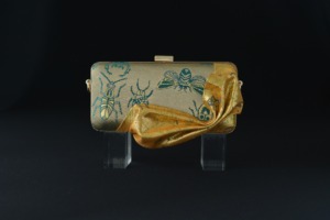 きらめくクラッチバッグ